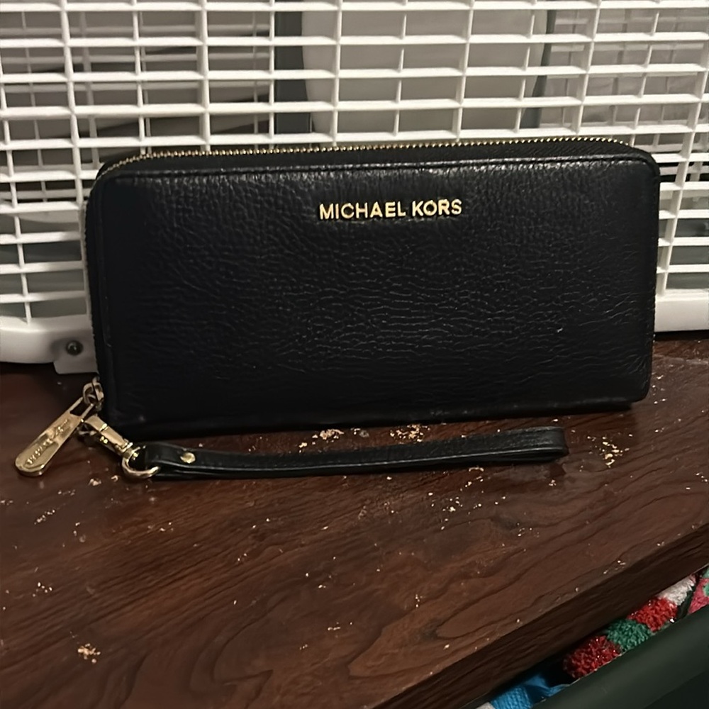 MICHAEL KORS JET SET TRAVEL LARGE BLK PEBBLED LEATHER WALLET WITH WRISTLET STRAP